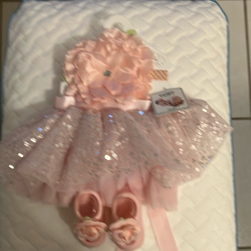Perfect baby’s first look for photos.